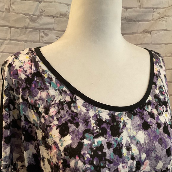 “H&M FLORAL SPLIT BACK “ Short Sleeved Top. - Picture 3 of 15